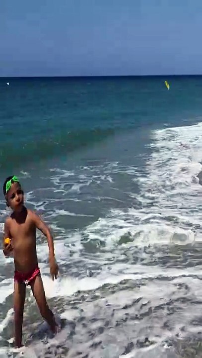 La Joie des Enfants dans les Vagues des Caraïbes !