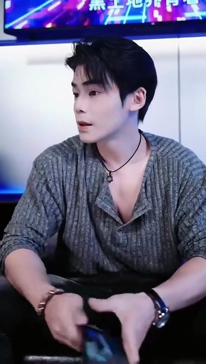 After experiencing the double betrayal of her family and lover, she ran away from marriage and refused to do business marriage again, but unexpectedly met the boy who was abandoned by her 7 years ago