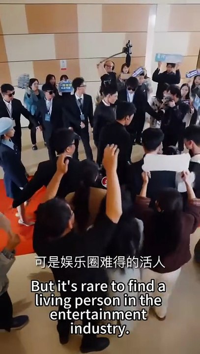 The man who has always been decisive in killing knows that she has never loved him and approaches him for other purposes, but still allows her to act recklessly in his world, and even puts down her arrogant figure and is willing to be her bodyguard, just