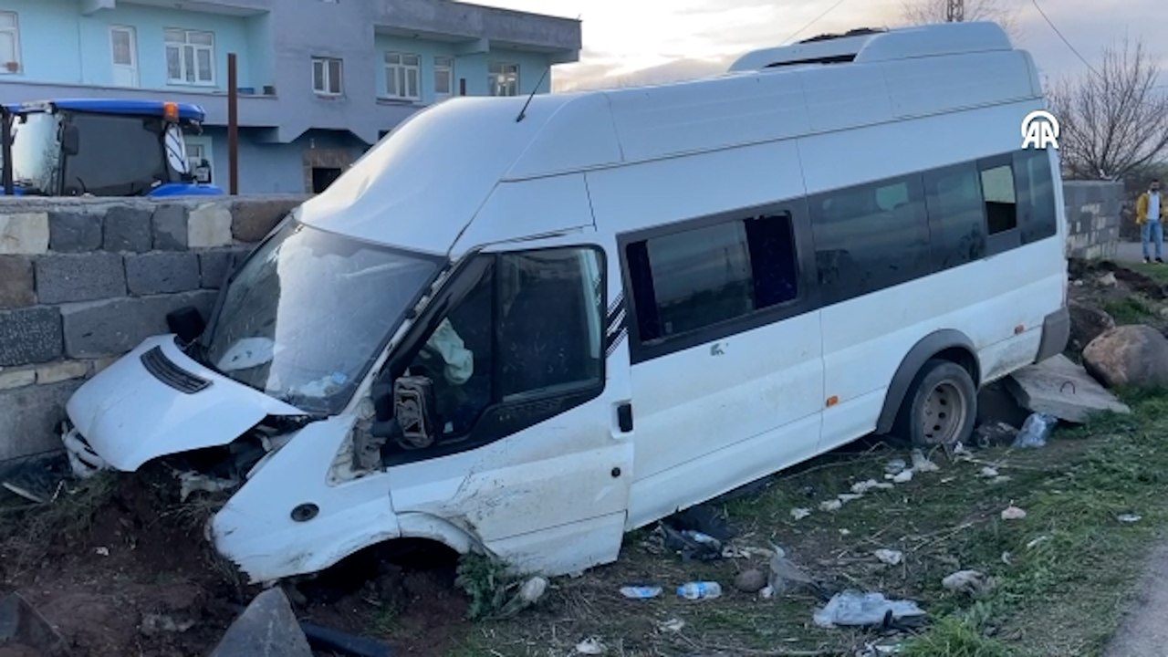 Kontrolden çıkan minibüs, bahçe duvarına daldı