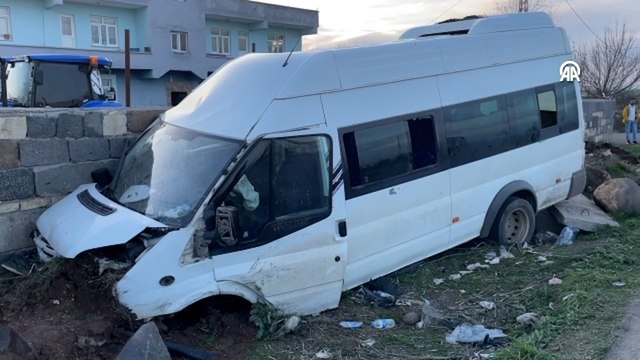 Kontrolden çıkan minibüs, bahçe duvarına daldı