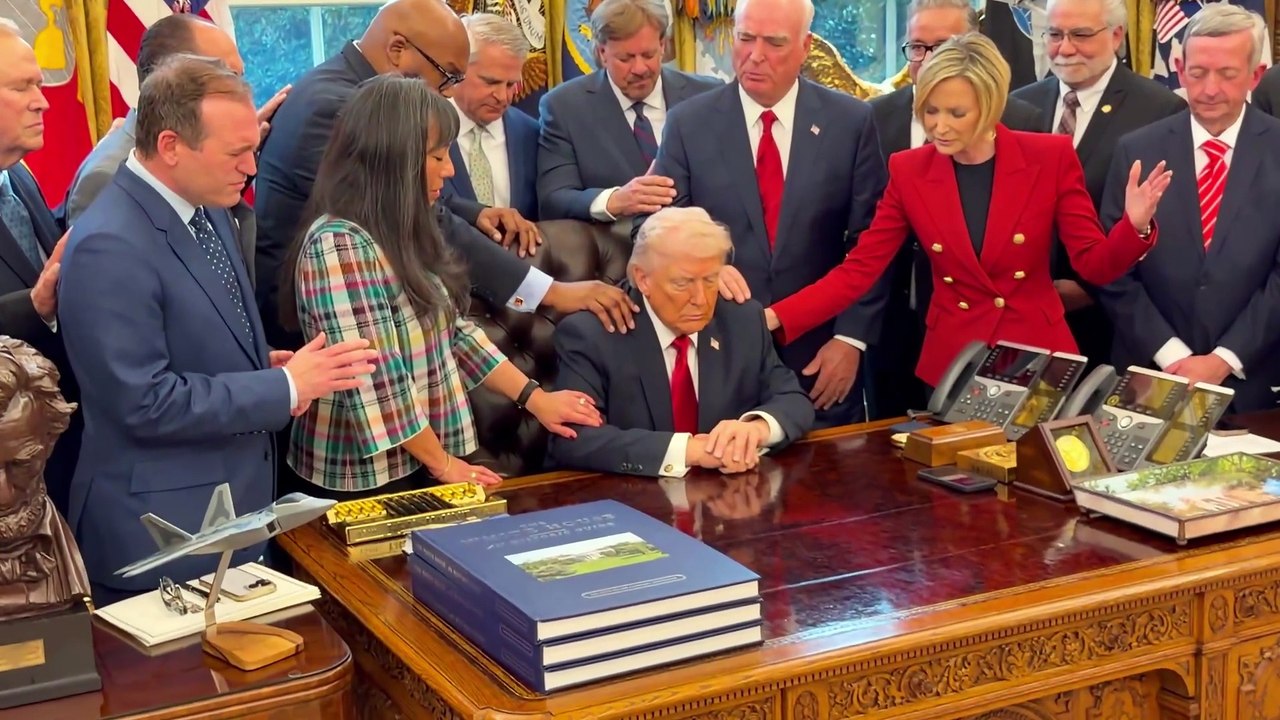 Beyaz Saray’da ilginç görüntü! Trump’a dokunup Amerika için dua ettiler