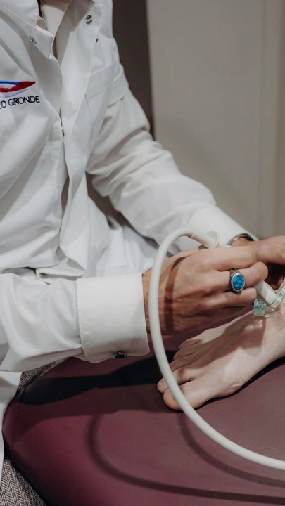 C'est un vieux dogme qui traîne chez mes pairs, selon lequel la kiné est soit interdite (?) soit "ne sert à rien" chez l'enfant, car déjà souple.L'enfant perd de la souplesse à l'adolescence, donc il faut savoir si on parle d'un enfant de 4 ans ou 12 ans