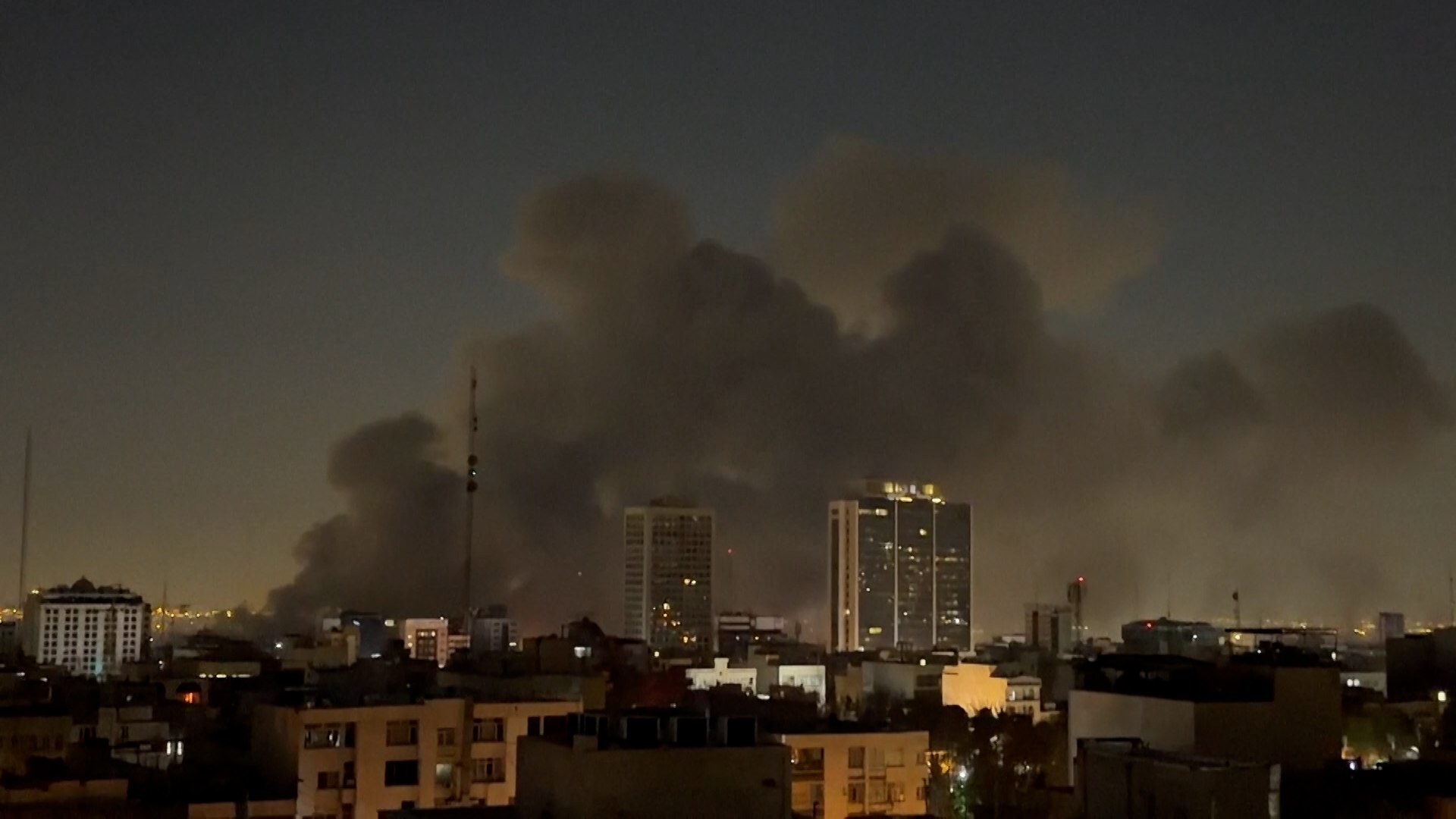 El tablero internacional se estremece ante la intensificaci�n del conflicto b�lico en Oriente Medio, que este viernes ha alcanzado niveles de violencia sin precedentes. El ej�rcito israel� ha ejecutado ataques "a gran escala" sobre la ciudad de Teher�n, marcando lo que las autoridades militares han definido como una "nueva fase" de su ofensiva contra el r�gimen iran�. Este movimiento no solo ha golpeado el coraz�n de Ir�n, sino que se ha extendido r�pidamente hacia el L�bano, donde se han registrado fuertes bombardeos sobre la capital, Beirut.
Desde las fuerzas armadas israel�es se ha comunicado oficialmente que el despliegue tiene como blanco prioritario "la infraestructura del r�gimen terrorista iran� en Teher�n". Sin embargo, el impacto de la guerra ya se siente en otras provincias del sur, como Shiraz, donde ataques con misiles han dejado un saldo de ciudadanos "muertos o heridos". Mientras tanto, en los suburbios de Beirut, el fuego israel� contin�a activo, agravando una crisis que comenz� tras una ofensiva conjunta de Israel y Estados Unidos contra territorio iran�.
En el plano internacional, Estados Unidos ha reafirmado su compromiso con la campa�a militar pese a que la confrontaci�n ya ha comenzado a trastocar profundamente los mercados econ�micos mundiales. El secretario de Defensa estadounidense, Pete Hegseth, ha enfriado cualquier esperanza de una resoluci�n r�pida al declarar que el mundo se encuentra "solo al comienzo de los combates". Hegseth ha garantizado que el Pent�gono posee munici�n suficiente para "llevar a cabo esta campa�a durante el tiempo que sea necesario".
Por su parte, el presidente Donald Trump ha descartado de forma tajante el despliegue de infanter�a en suelo iran�. El mandatario calific� el env�o de tropas terrestres como "una p�rdida de tiempo" puesto que, bajo su an�lisis, los iran�es ya "lo han perdido todo".
La respuesta de Teher�n ante la presi�n de la alianza aliada ha sido una advertencia de resistencia total en este s�ptimo d�a de hostilidades. La Guardia Revolucionaria ha manifestado que "Ir�n est� preparado para una guerra larga para castigar al agresor". El r�gimen ha prometido una escalada tecnol�gica inminente, asegurando que "nuevas iniciativas y armas est�n en camino" para las pr�ximas etapas del conflicto. Con un tono desafiante, las autoridades iran�es han avisado de que sus oponentes sufrir�n "golpes dolorosos en cada pr�xima oleada operativa" mediante el uso de armamento estrat�gico de nueva generaci�n que a�n no ha sido utilizado en el campo de batalla.