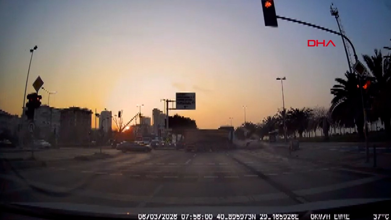 Kartal’da kırmızı ışıkta geçen otomobil TIR’a çarpıp durağa daldı