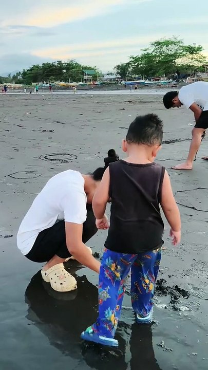 Nanglaag silang Isaiah ug iyang mama and papa