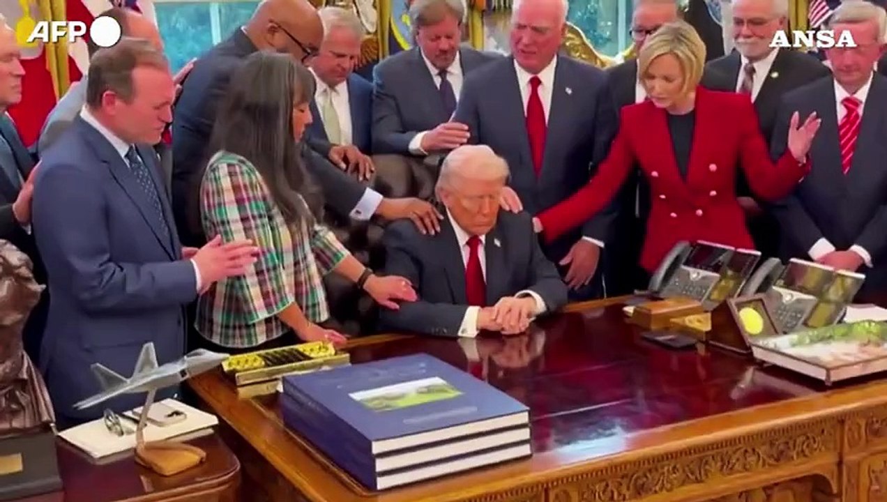 La preghiera per Trump nello Studio ovale