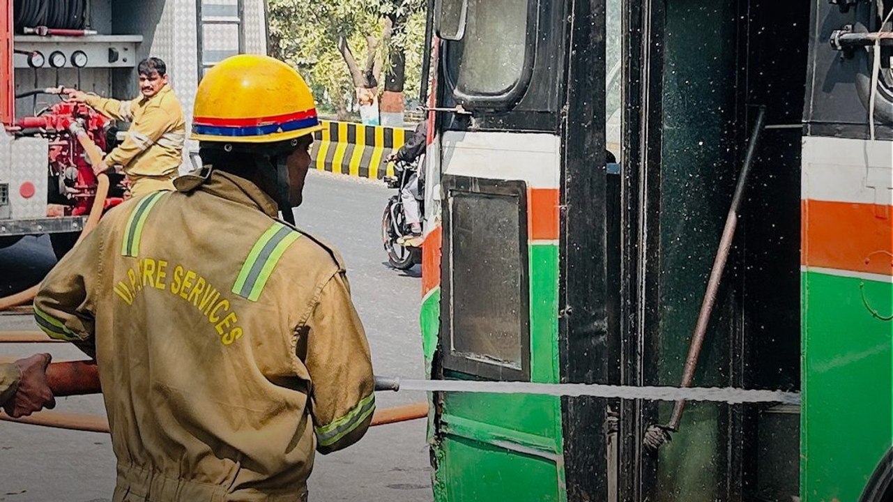 ग्रेटर नोएडा में धू-धूकर जली रोडवेज बस