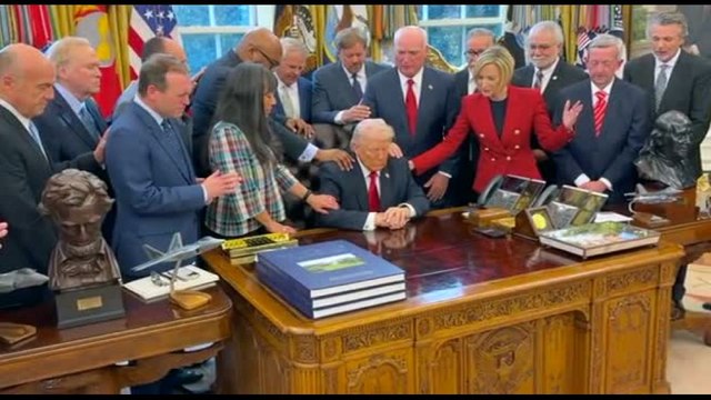 Nello Studio Ovale i religiosi pregano attorno a Trump: Proteggilo