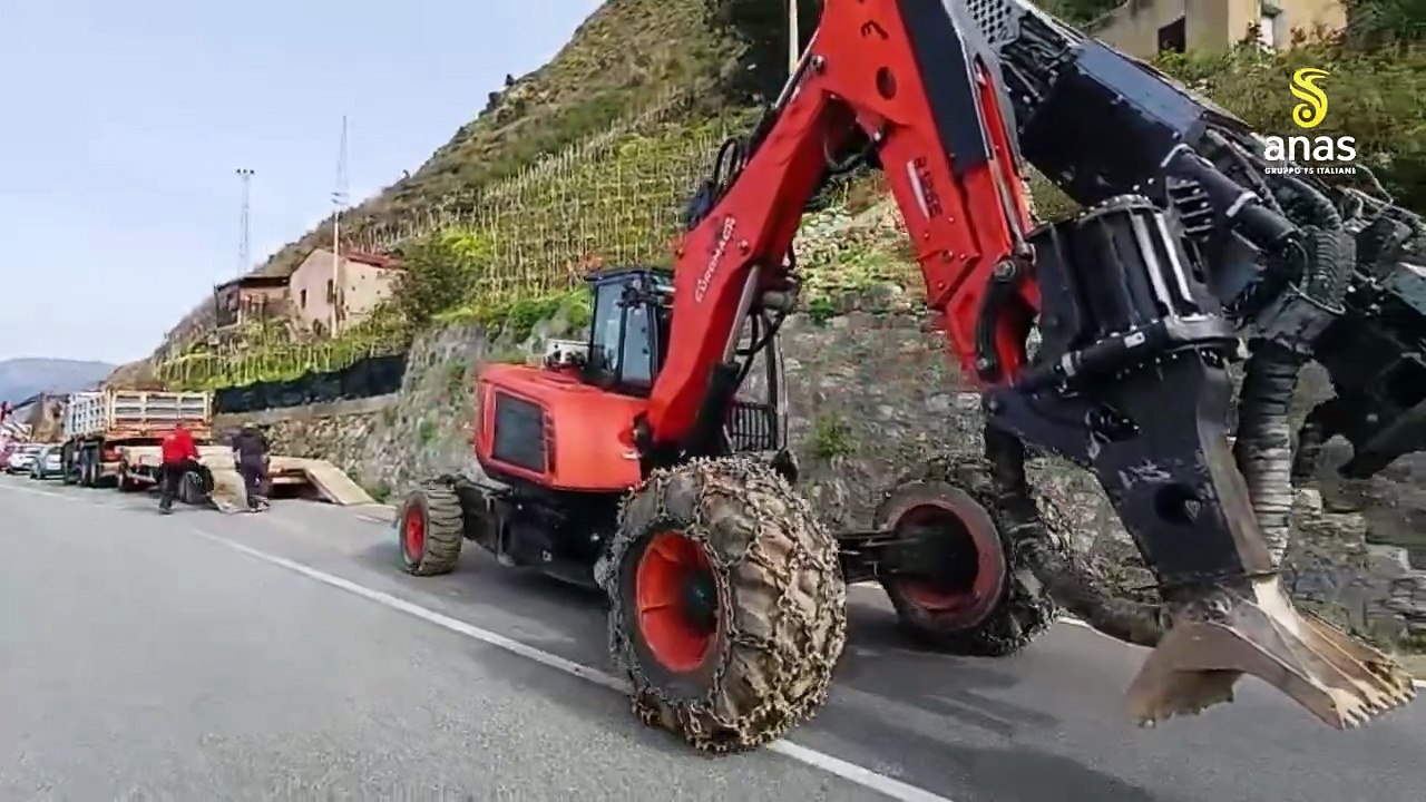 Bagnara Calabra, lavori Anas sulla SS 18 contro il rischio caduta massi: in azione l’escavatore “ragno”