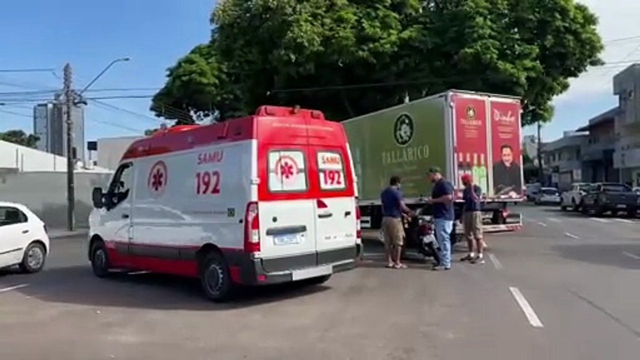 Motoneta colide com caminhão na Avenida Londrina e motociclista fica ferido