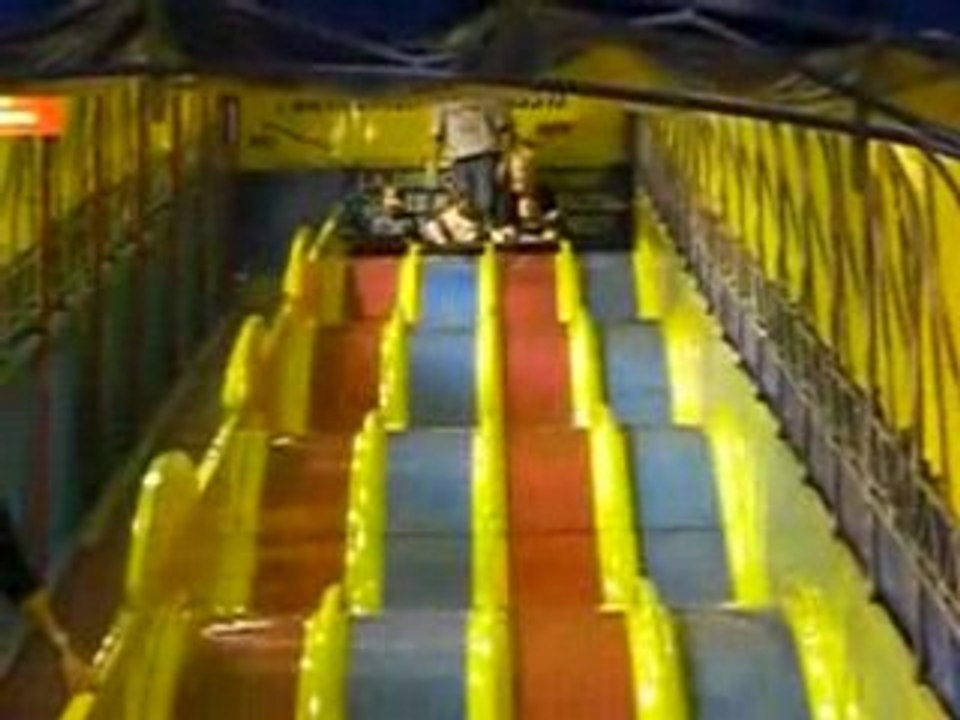 Florian qui fait du toboggan avec Mamy Josie