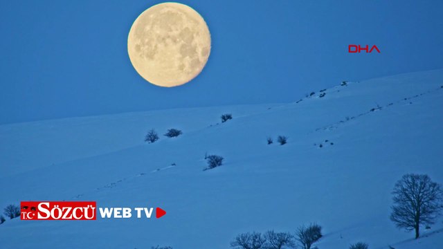 Karlı dağlar ile dolunay aynı karede güzel görüntüler oluşturdu