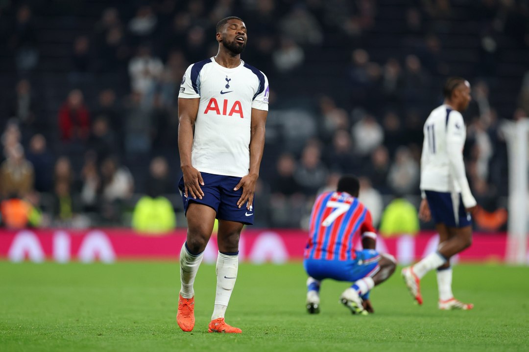 Prima i fischi, poi il silenzio e i tifosi vanno via: che caos in casa Tottenham