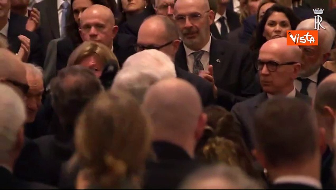 Mattarella lascia la Scala tra gli applausi dopo la cerimonia per i 150 anni del Corriere della Sera