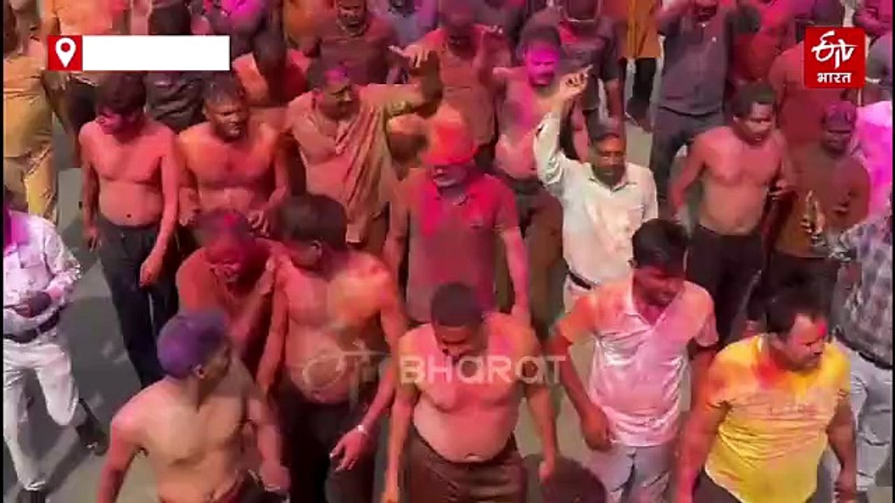 उत्तर प्रदेश पुलिस ने खेली फूलों की होली, रंगों में सराबोर ढोल-नगाड़ों की धुन पर खूब थिरके अधिकारी