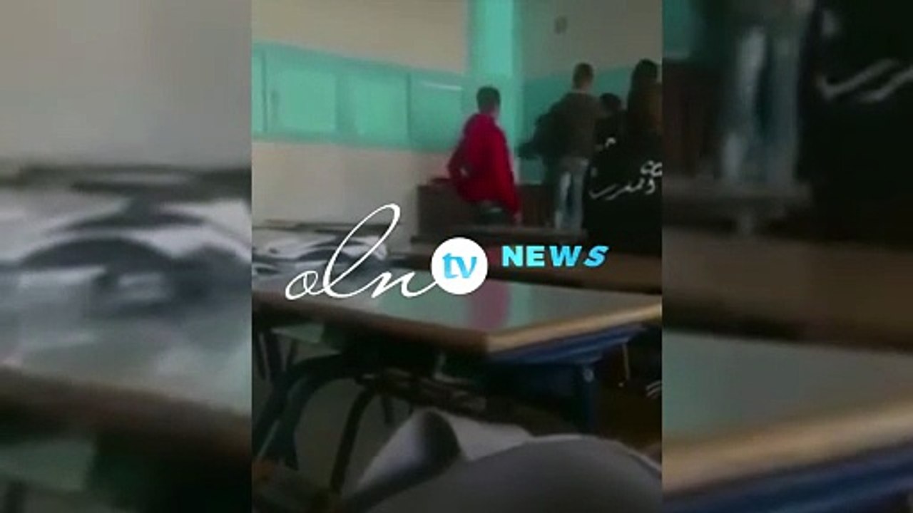 طالب يضرب معلمه داخل الصف!