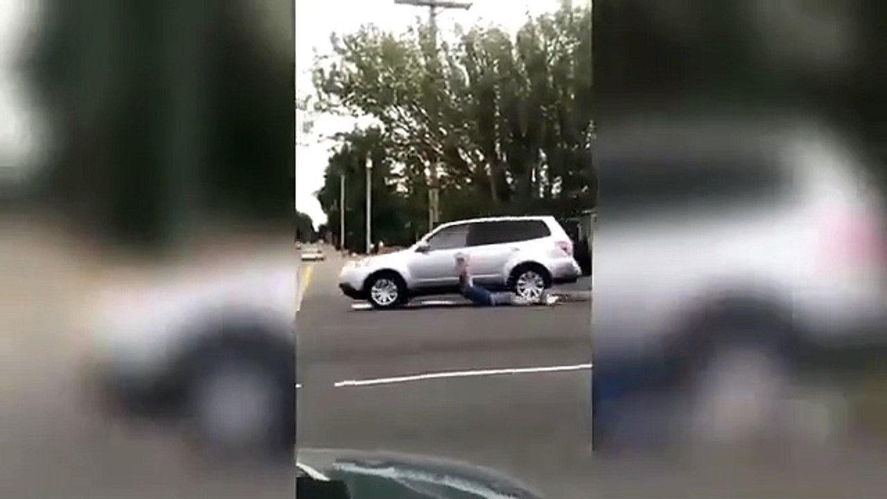 بالفيديو .. لص يرفض التخلي عن السيارة التي يريد...