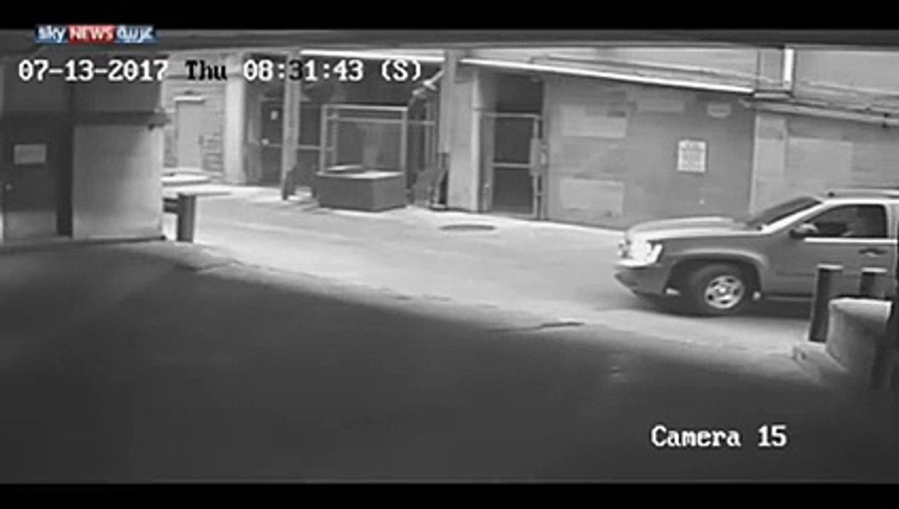 بالفيديو .. سيارة تقفز من موقف متعدد الأدوار وتنقلب فوق سيارة أخرى