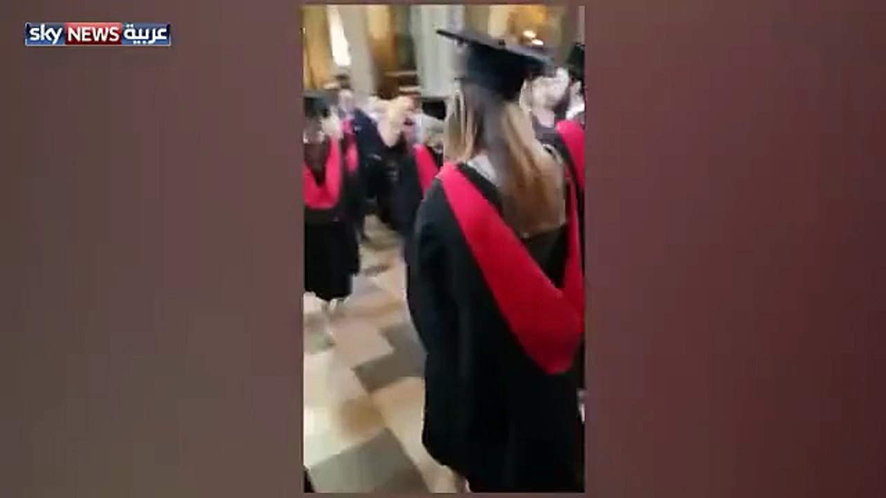 يقع في خطأ محرج أثناء تصوير حفلة تخرج ابنته .. فيديو