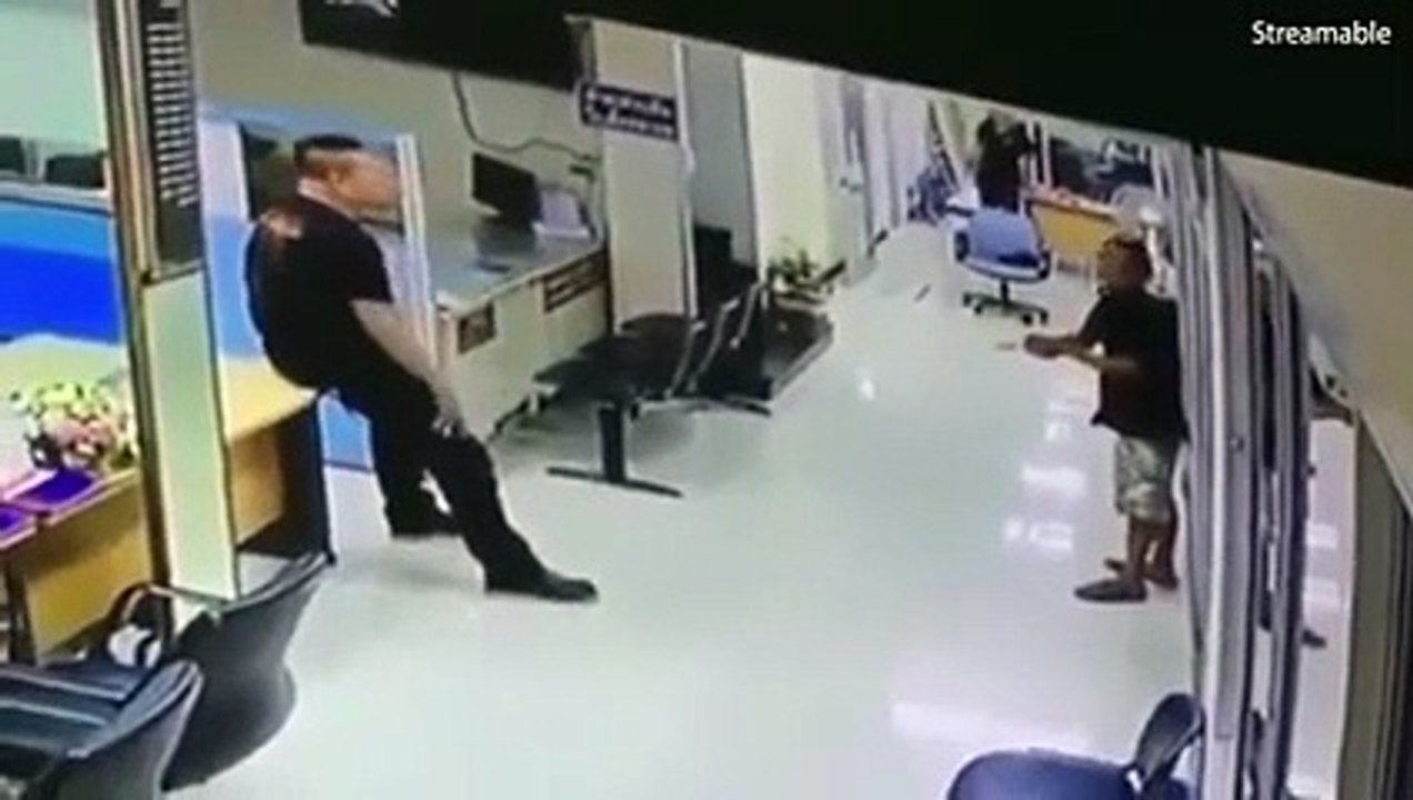 بالفيديو .. شاهد كيف تصرف هذا الشرطي مع الرجل البائس