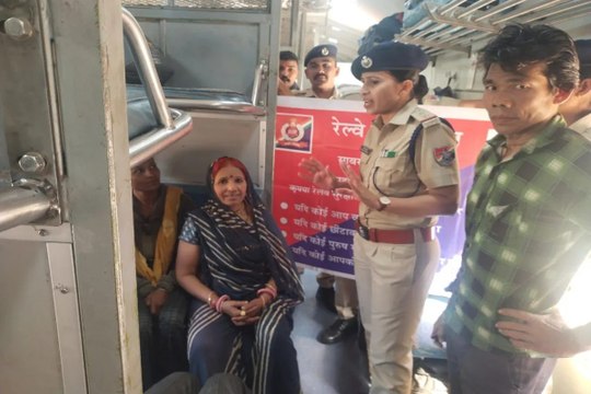 आरपीएफ ने महिला यात्रियों को सुरक्षा के प्रति किया जागरूक
