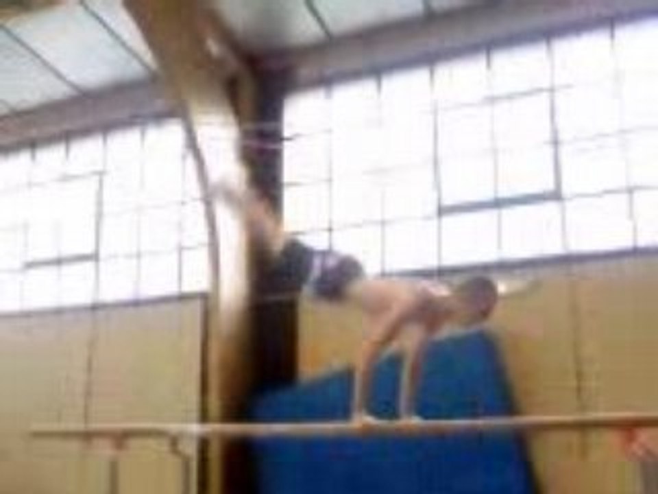 USH GYM - Kevin aux barres parallèles mouvment libre