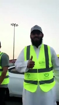 بالفيديو .. سعد الحارثي يوزع إفطار الصائمين