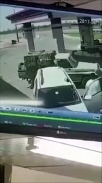 كاد أن يتسبب في انفجار محطة وقود .. فيديو