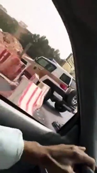 بالفيديو .. قيادة وافد أجنبي لسيارة أمنية