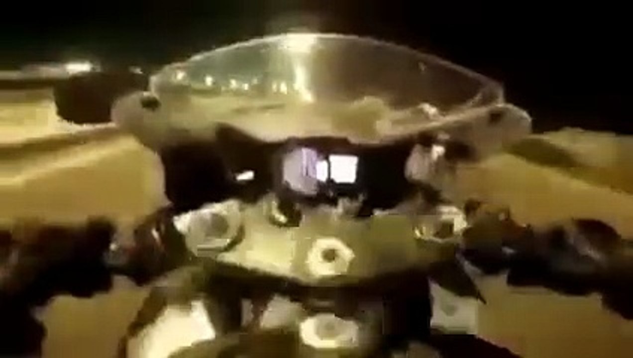 يصوّر حادثته على دراجته النارية بنفسه