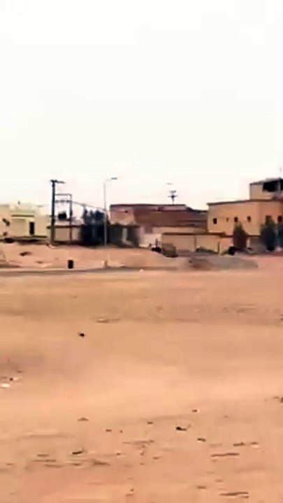 شاهد تهور سائق يقفز فوق تلة بالسيارة