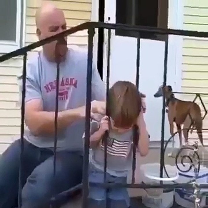 شاهد كيف استطاع هذا الطفل إنقاذ نفسه .. عندما فشل والده في ذلك