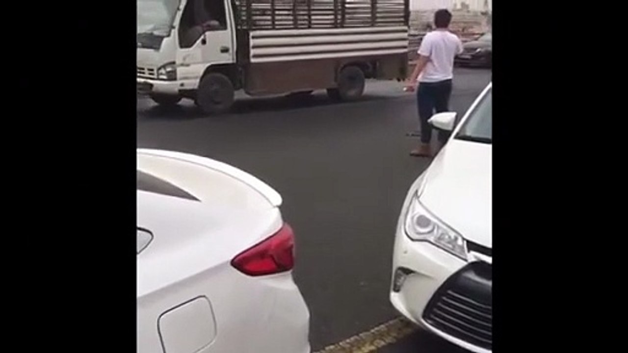 حادث أليم وقع في جدة .. سقطت سيارة من أعلى الجسر