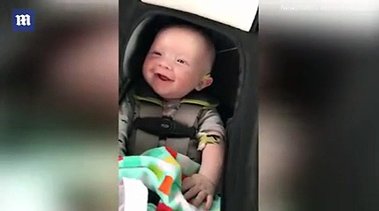 فيديو يذيب القلوب .. طفل يسمع صوت والدته للمرة الأولى