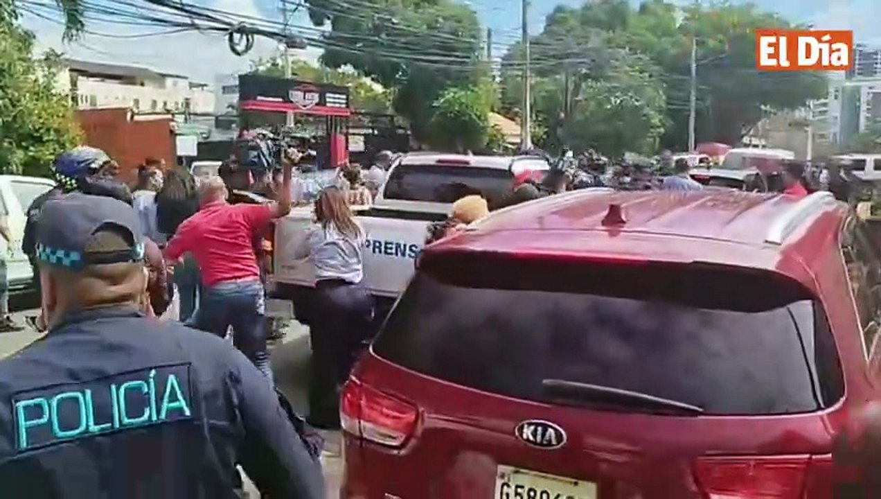 Policías lanzan gas pimienta contra periodistas...