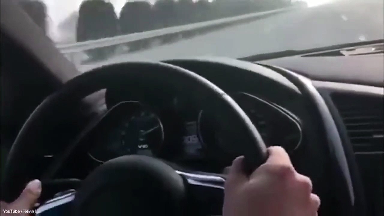 يصوّر نفسه وهو يقود السيارة بسرعة جنونية ... لت...