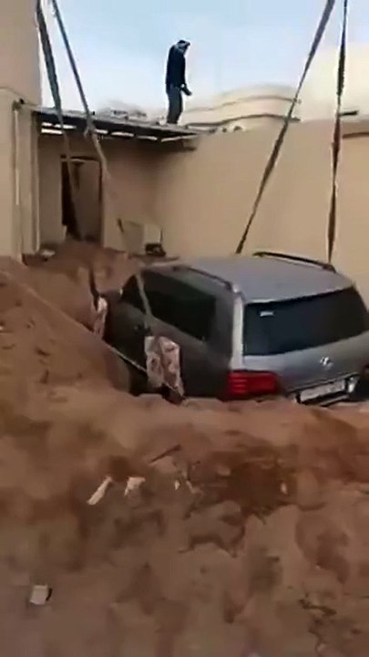 شاهد حفرة في فناء المنزل تبتلع السيارة