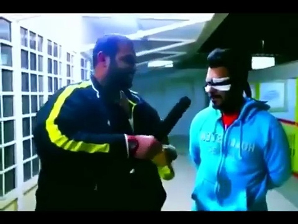 مذيع يحرق ضيفه من أجل مقلب .. وغضب شديد في ضد هذا المذيع