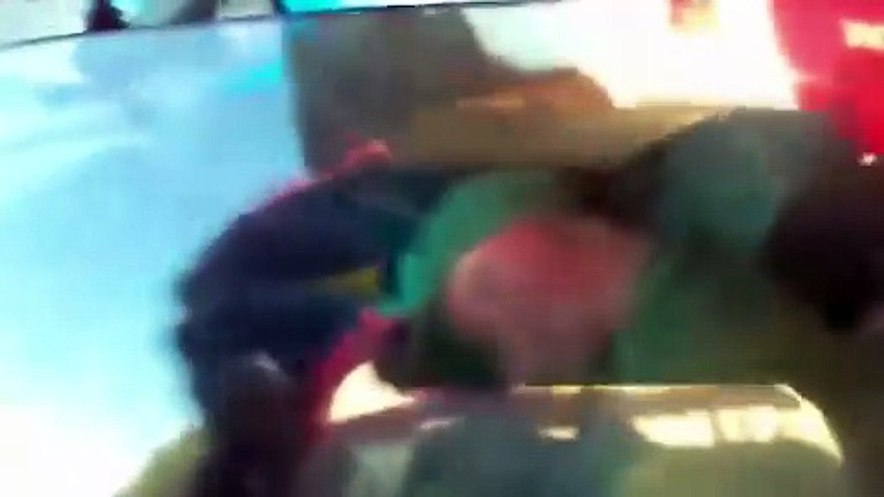 فيديو مزعج .. والدين لا يملكان مقومات المسئولية يفقدان الوعي أثناء القيادة برفقة أطفالهما