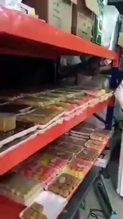 وزارة التجارة تضبط عمالة مخالفة تستغل استراحة لتصنيع الحلوى والأغذية