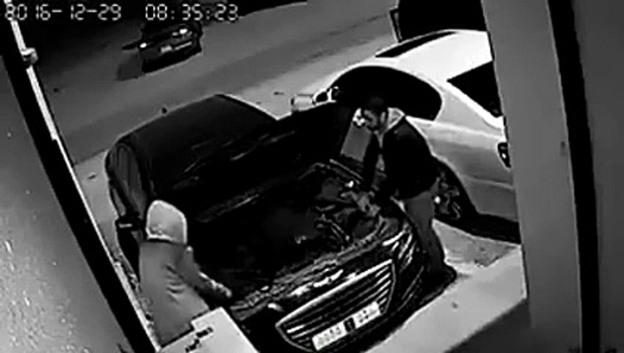 فيديو صورته كاميرا المراقبة .. يسرقان السيارة أثناء وقوفها
