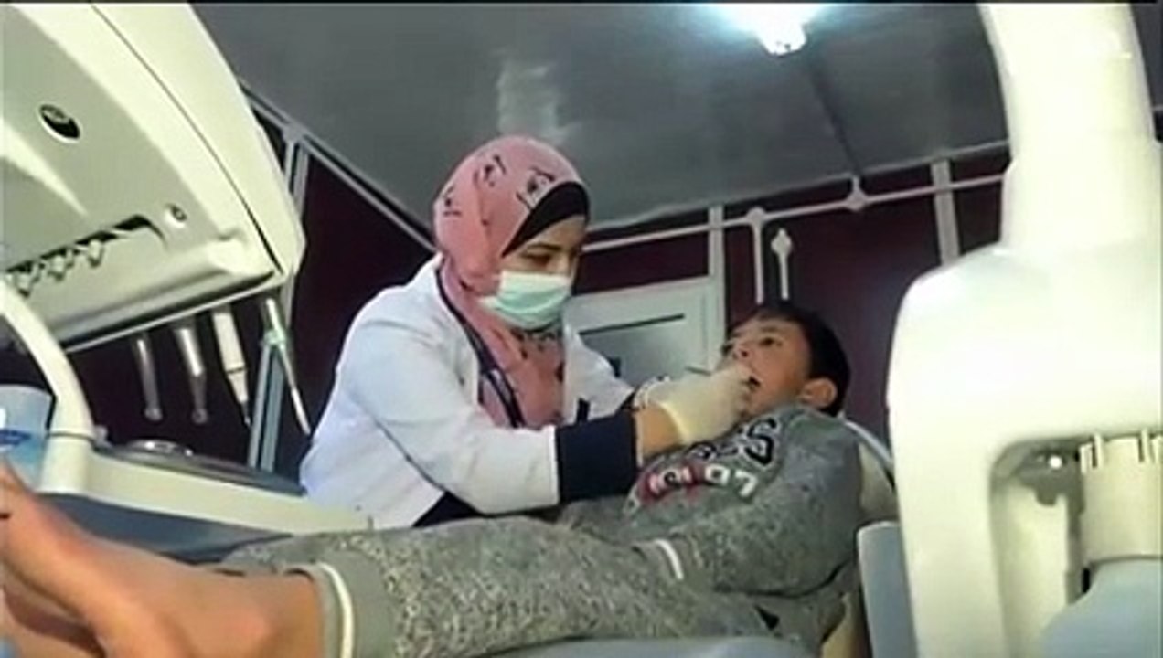 طبيبة سعودية تلفت أنظار العالم للاجئين السوريين بأفعالها