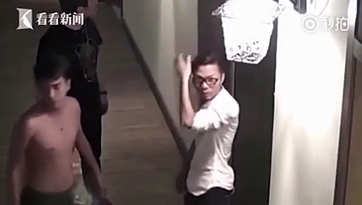 لهذا السبب قام نزلاء الفندق بكسر باب غرفة هذا الشخص