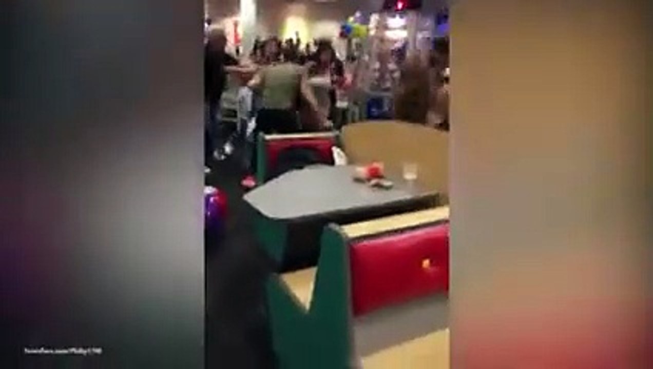 شاهد عراك بالأيدي بين أمهات وأباء في عيد ميلاد طفل