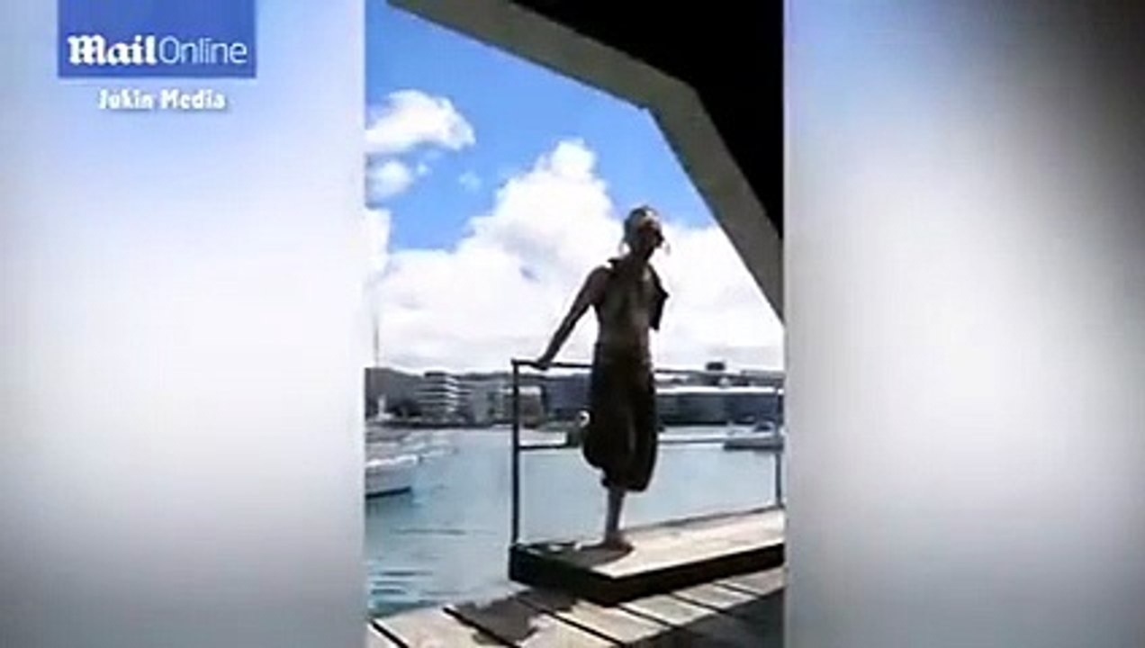عرض راقص يتحول إلى عرض كوميدي .. فيديو