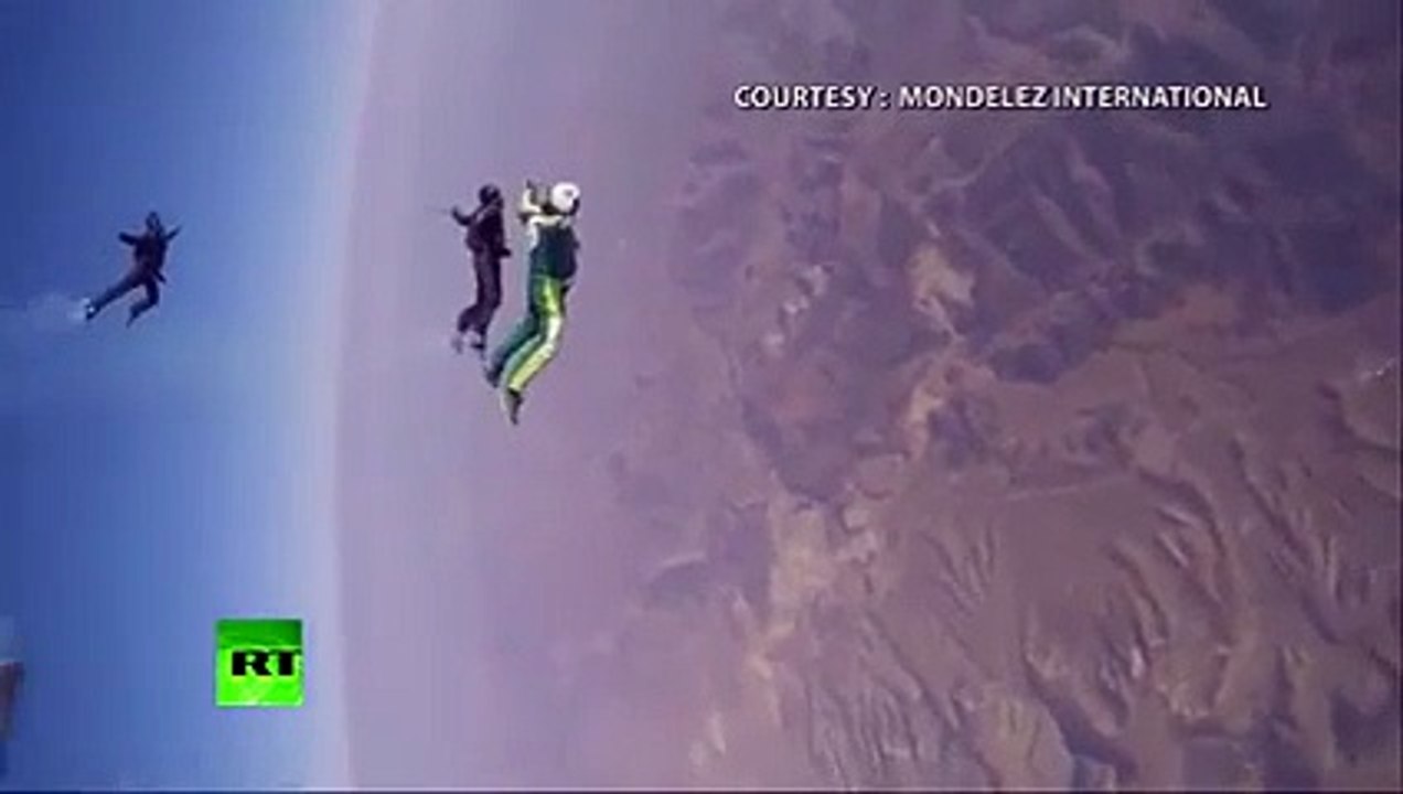 لوك ايكنز نجح في قفزنه من الطائرة من دون مظلة!