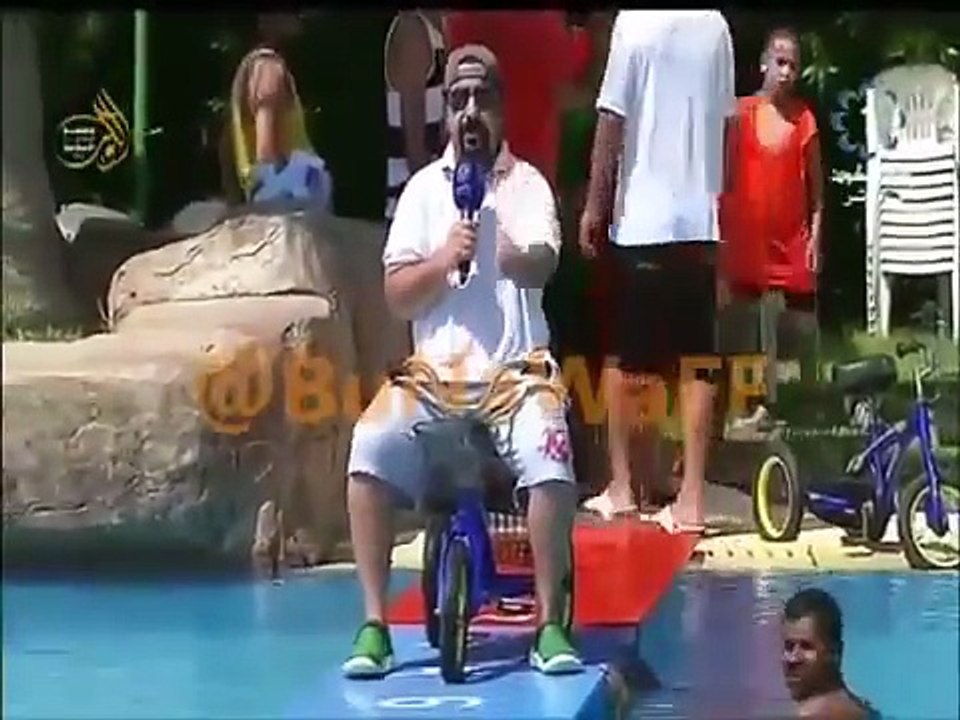 بالفيديو ..لحظة سقوط مذيع  في الماء على الهواء