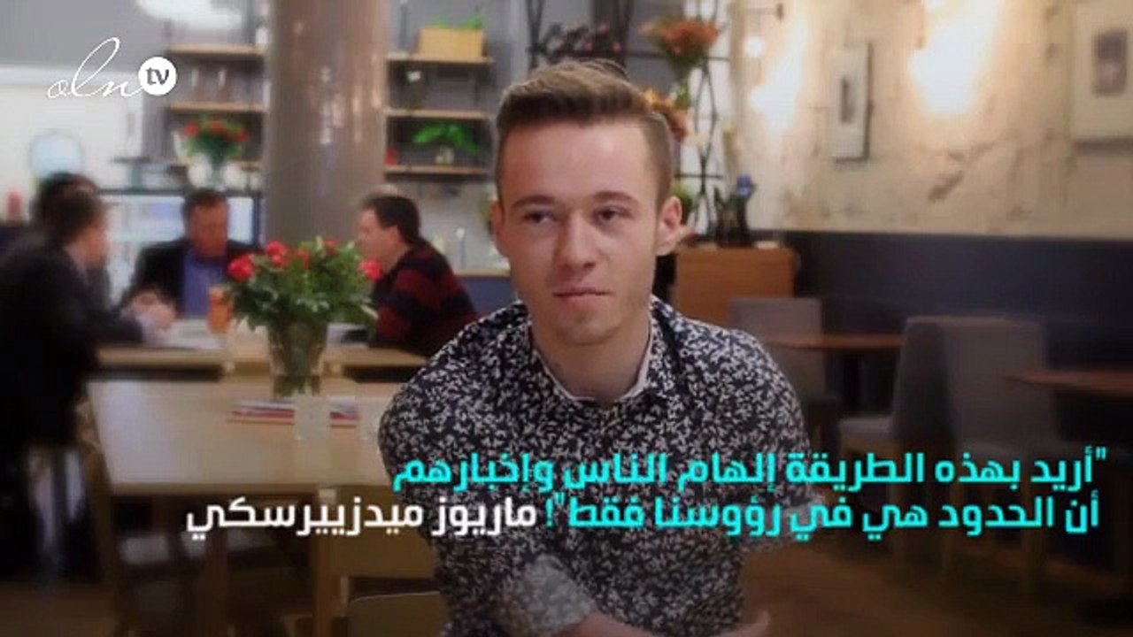 الشاب الذي غزا مواقع التواصل الإجتماعي ... يرسم لوحات مذهلة من دون يدين