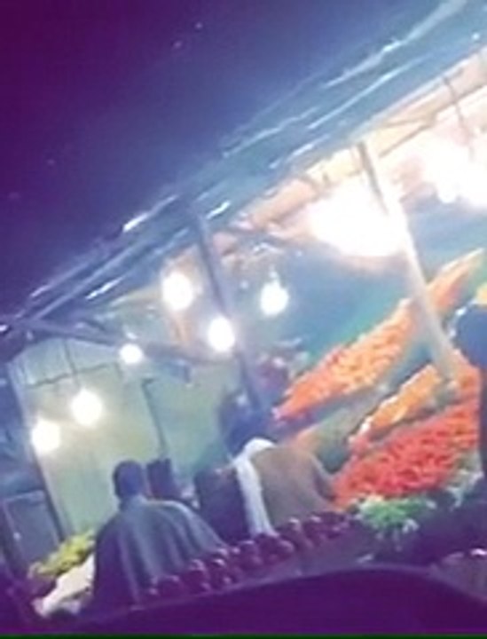 شاهد شخص يعتدي بالضرب على بائع خضار